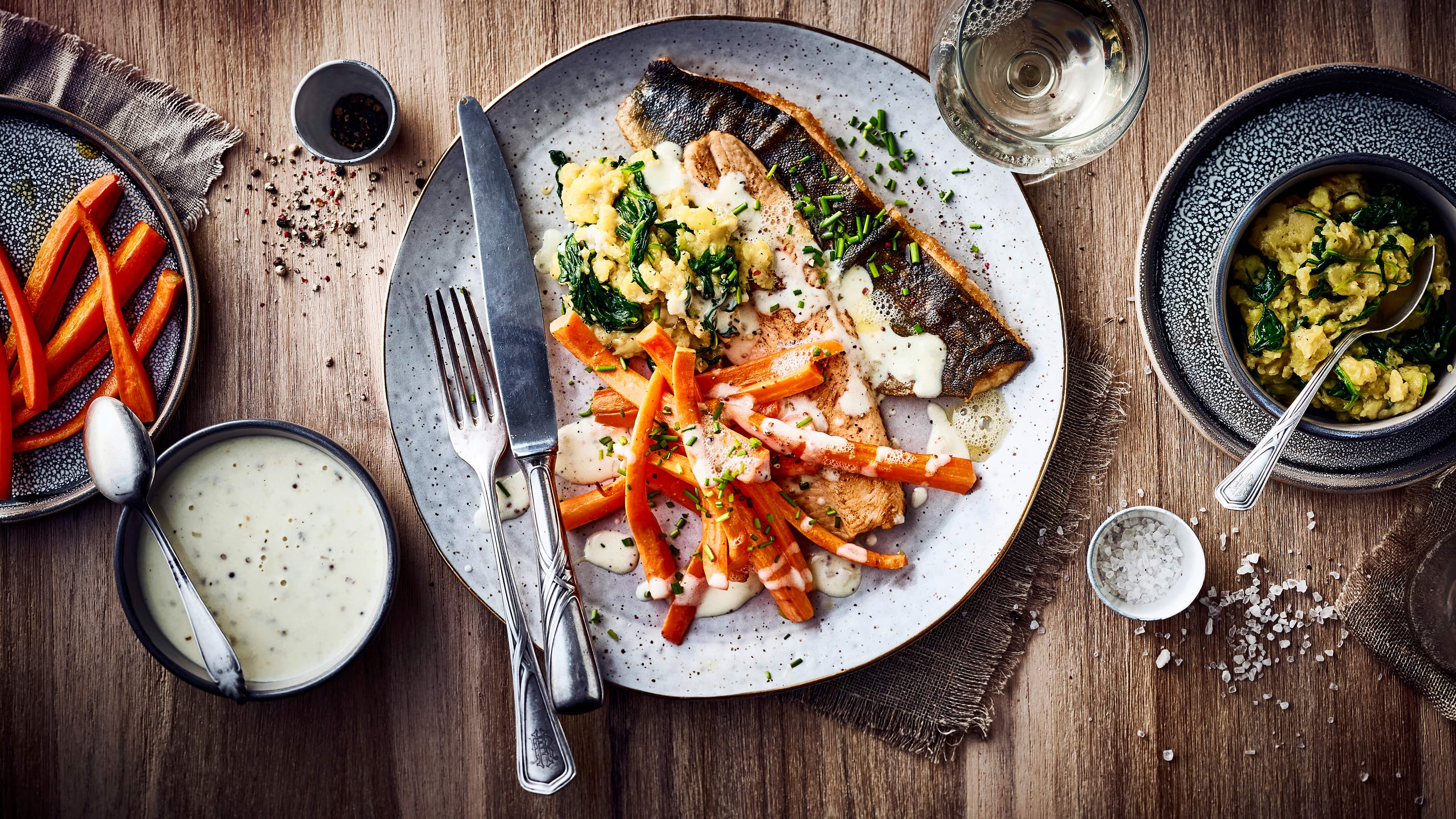 Saiblingfilet Essen Sie gerne Fisch ? Dann probieren Sie unser knusprig gebratenes Saiblingfilet in Senfsoße an karamellisiertem Möhrengemüse und Spinat-Kartoffel-Stampf – in 75 Minuten auf dem Tisch!