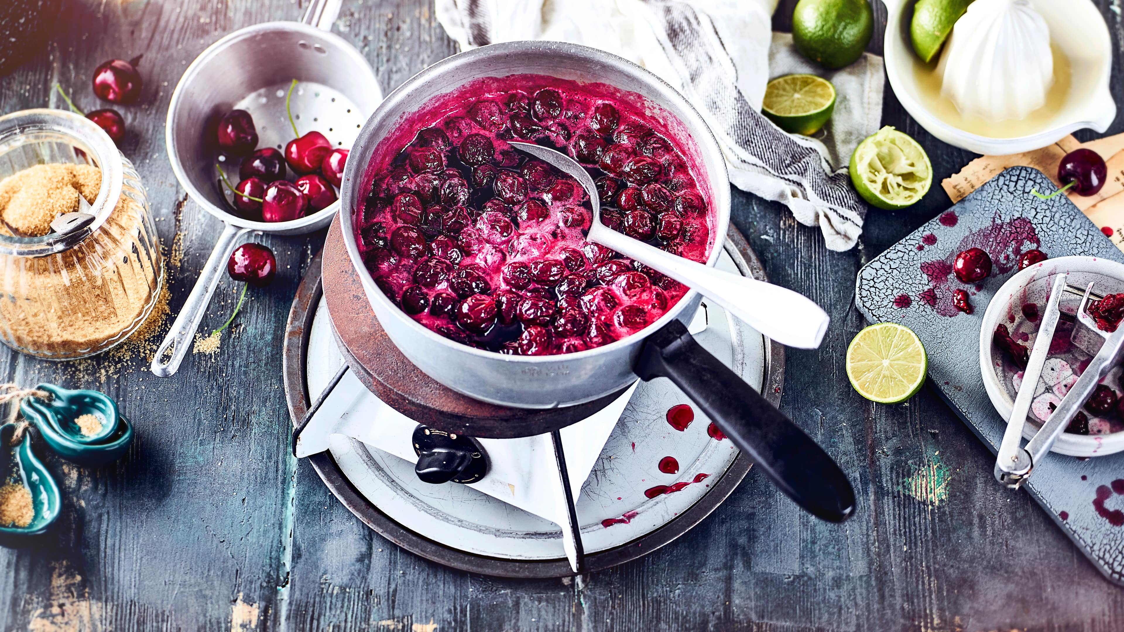 Sauerkirschmarmelade Was Sie für die selbstgemachte Sauerkirschmarmelade brauchen - nur 3 Zutaten, ein paar leere Gläser und ganz viel Liebe! Einfach ausprobieren.