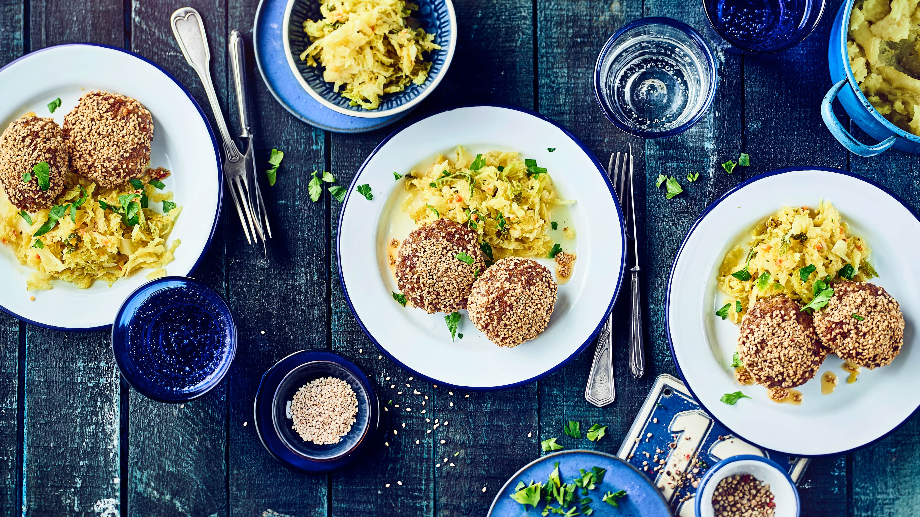 Sesam-Hack-Buletten mit Wirsing So lecker ist richtige Hausmannskost: Wir servieren heute knusprige Hack-Buletten mit einer Sesamkruste auf feinem Wirsinggemüse.