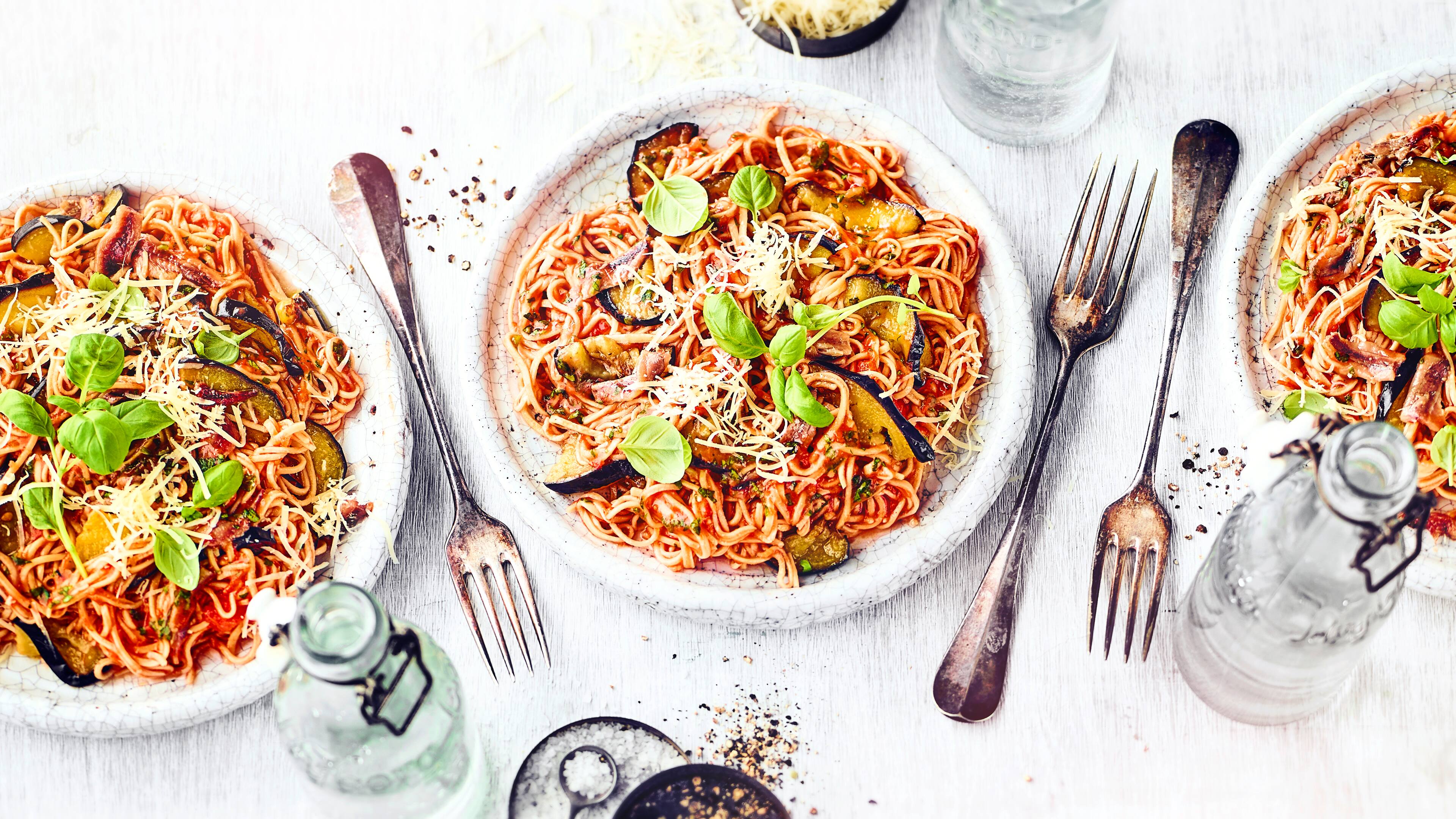 Soja-Spaghetti mit Aubergine Diese leckere Pastagericht kommt ganz ohne Gluten und Laktose aus: Probieren Sie unsere Soja-Spaghetti an pikantem Auberginen-Tomaten-Gemüse mit Sardellen – fertig in einer halben Stunde!