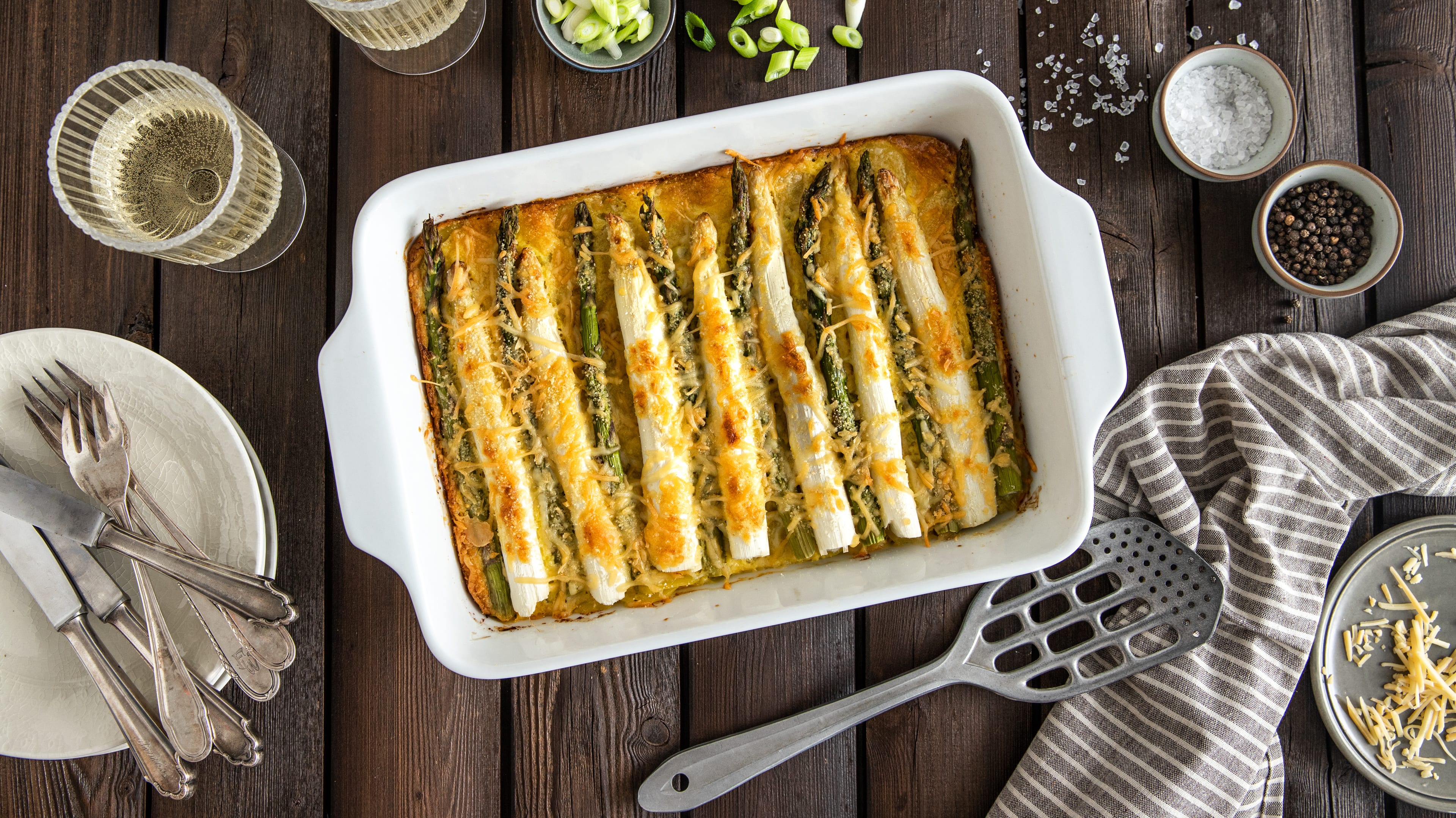Spargel-Auflauf Spargel mit Schinken, Kartoffeln und Sauce Hollandaise gehört zu den beliebtesten Gerichten im Frühjahr. Möchten Sie das feine Gemüse mal etwas außergewöhnlicher zubereiten, dann backen Sie es als Auflauf im Ofen.