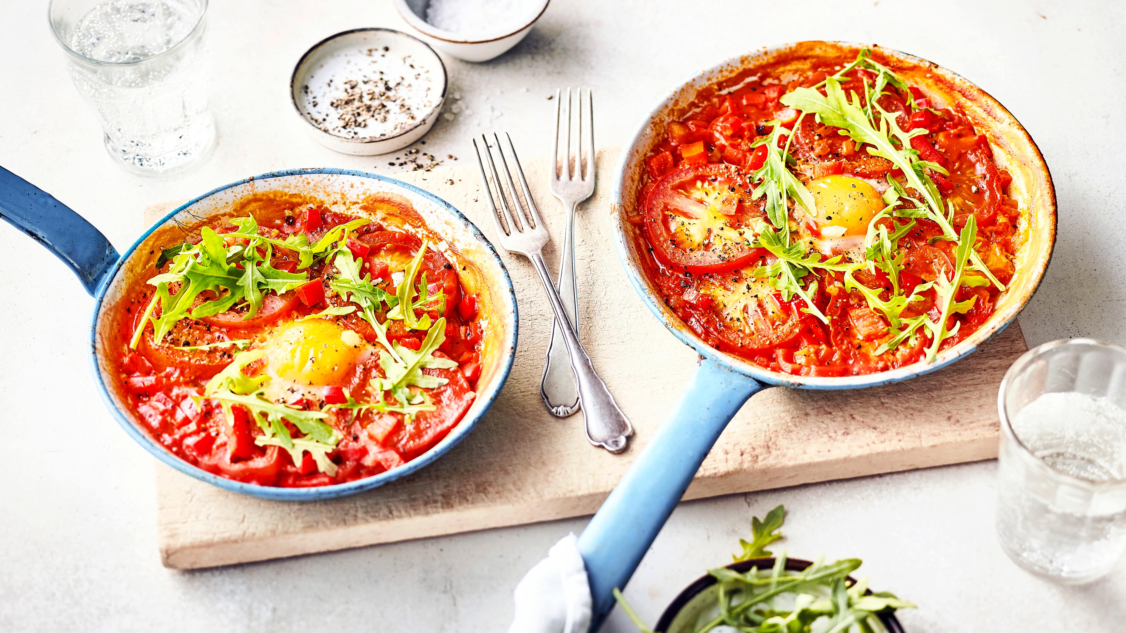 Tomaten-Shakshuka Dieses Gericht stammt traditionell aus Israel. Probieren Sie unser Shakshuka mit Tomaten, Paprika, würziger Harissa und Ei – eine pikante Liebeserklärung!