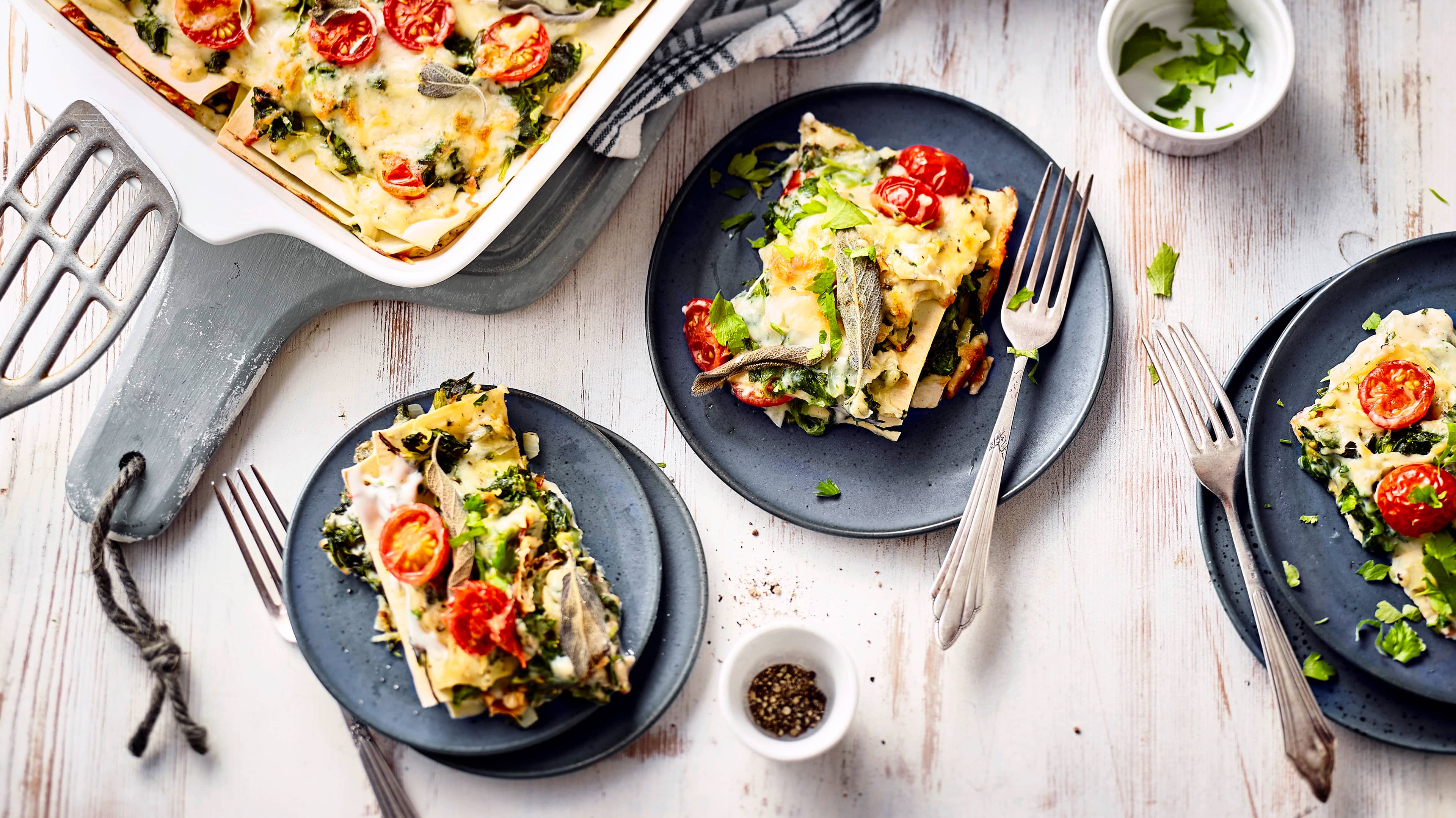 Vegetarische Lasagne Das Rezept für vegetarische Lasagne ähnelt in der Zubereitung dem Klassiker mit Fleisch, punktet aber mit viel frischem Gemüse nach Wahl. Entdecken Sie die Vielfalt!