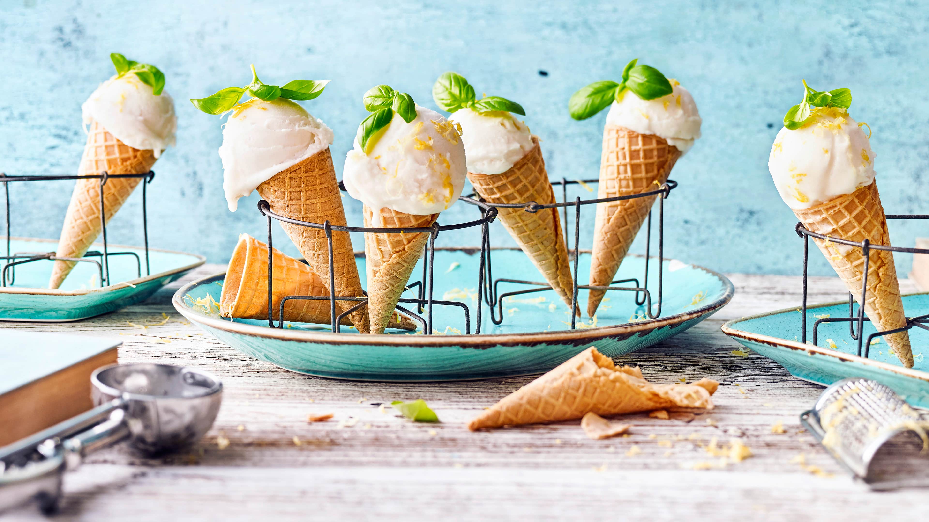 Zitroneneis Leicht säuerlich und herrlich frisch schmeckt unser Rezept für selbstgemachtes Zitroneneis. Besonders im Sommer ein Genuss!