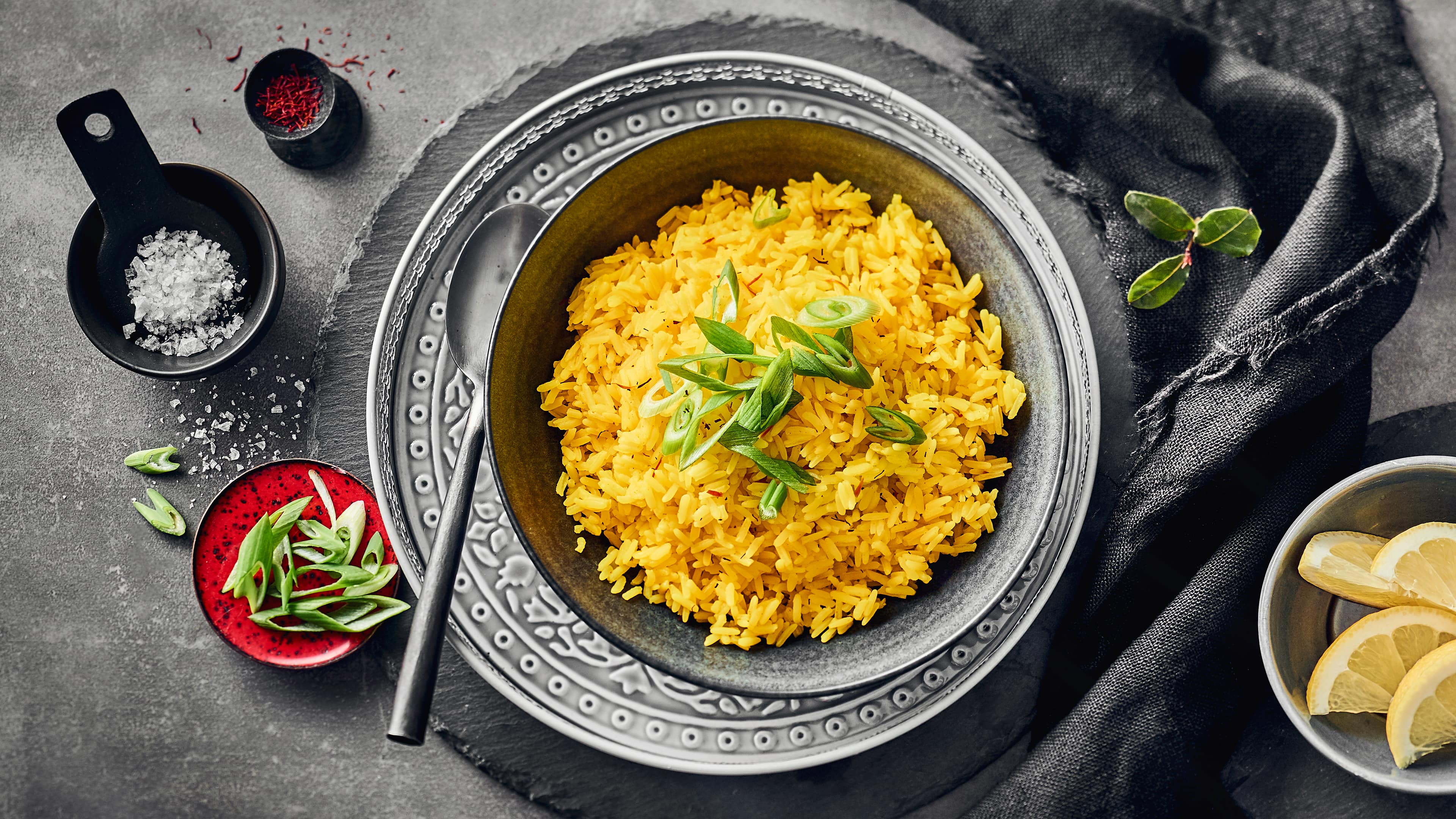 Safranreis Der goldgelbe Safranreis mit duftender Note schmeckt sehr lecker, ist einfach und schnell zubereitet und passt als Beilage besonders gut zu Fisch und Fleisch.